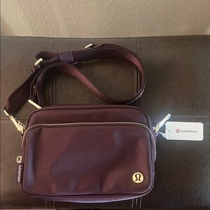 lululemon athletica womens crossbody every where Bag in blk plum 2L